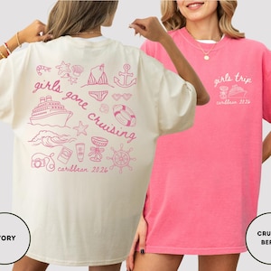 Puede incluir: Dos camisetas de gran tama&ntilde;o, una marfil y otra rosa intenso, con gr&aacute;ficos tem&aacute;ticos de cruceros. La camiseta marfil tiene un dise&ntilde;o rosa en la espalda con texto e ilustraciones. La camiseta rosa intenso tiene un dise&ntilde;o blanco en la parte delantera. Ambas camisetas tienen el texto "Caribbean 2026".