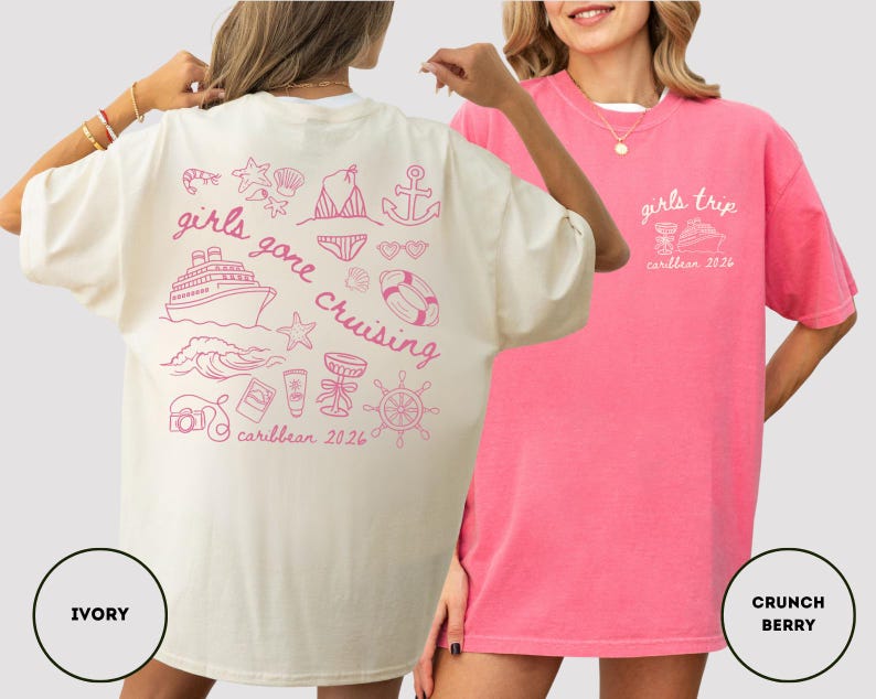Puede incluir: Dos camisetas de gran tama&ntilde;o, una marfil y otra rosa intenso, con gr&aacute;ficos tem&aacute;ticos de cruceros. La camiseta marfil tiene un dise&ntilde;o rosa en la espalda con texto e ilustraciones. La camiseta rosa intenso tiene un dise&ntilde;o blanco en la parte delantera. Ambas camisetas tienen el texto "Caribbean 2026".