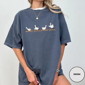 Puede incluir: Un juego de tres tazas de cer&aacute;mica con un acabado mate moteado. Las tazas son de color azul, verde y blanco. Cada taza tiene un asa redondeada y un dise&ntilde;o simple y moderno. Las tazas est&aacute;n apiladas una encima de la otra.