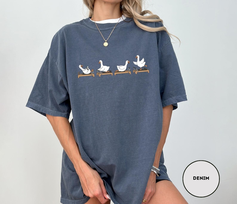 Puede incluir: Un juego de tres tazas de cer&aacute;mica con un acabado mate moteado. Las tazas son de color azul, verde y blanco. Cada taza tiene un asa redondeada y un dise&ntilde;o simple y moderno. Las tazas est&aacute;n apiladas una encima de la otra.