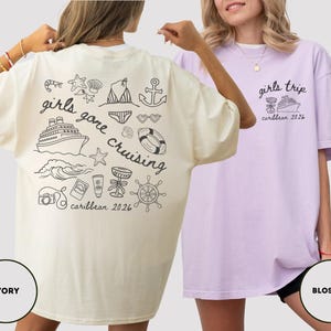 Puede incluir: Dos camisetas holgadas, una marfil y otra color flor. La camiseta marfil presenta un dise&ntilde;o n&aacute;utico con el texto "girls gone cruising caribbean 2026." La camiseta color flor muestra un crucero y el texto "girls trip caribbean 2026."