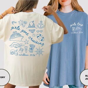 Puede incluir: Dos camisetas, una marfil y otra azul vaquero. La camiseta marfil tiene un gr&aacute;fico azul en la espalda con las palabras "girls gone cruising caribbean 2026" e ilustraciones n&aacute;uticas. La camiseta azul vaquero tiene un peque&ntilde;o gr&aacute;fico frontal con "girls trip caribbean 2026".