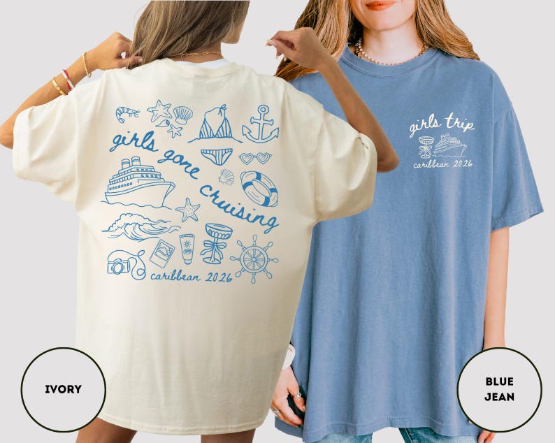 Puede incluir: Dos camisetas, una marfil y otra azul vaquero. La camiseta marfil tiene un gr&aacute;fico azul en la espalda con las palabras "girls gone cruising caribbean 2026" e ilustraciones n&aacute;uticas. La camiseta azul vaquero tiene un peque&ntilde;o gr&aacute;fico frontal con "girls trip caribbean 2026".