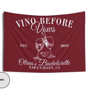 Peut inclure: Banni&egrave;re en tissu rouge avec du texte blanc qui dit "Vino Before Vows" avec deux verres &agrave; vin qui trinquent. La banni&egrave;re comprend &eacute;galement le texte "Est. 2025" et "Olivia's Bachelorette Napa Valley, CA".