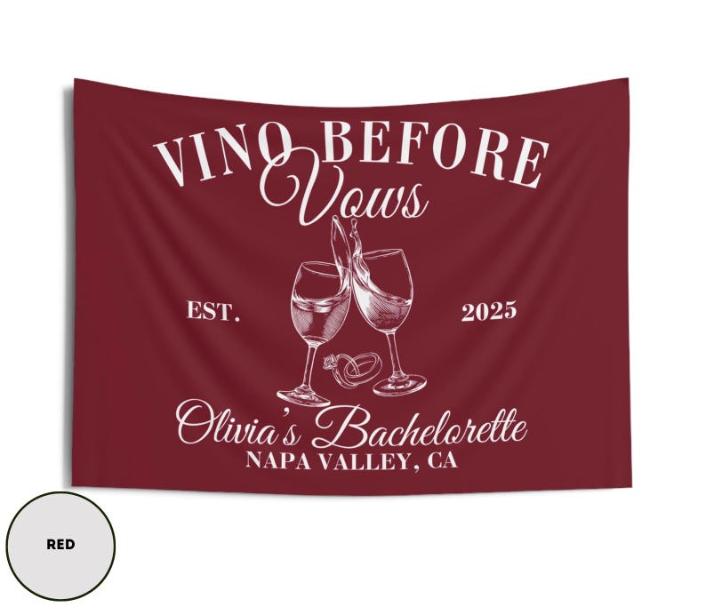 Peut inclure: Banni&egrave;re en tissu rouge avec du texte blanc qui dit "Vino Before Vows" avec deux verres &agrave; vin qui trinquent. La banni&egrave;re comprend &eacute;galement le texte "Est. 2025" et "Olivia's Bachelorette Napa Valley, CA".