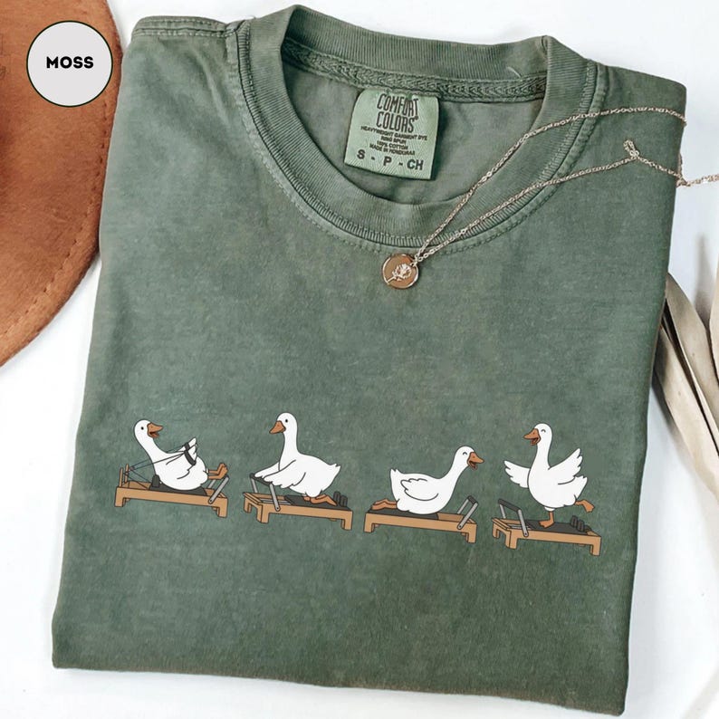 Puede incluir: Un letrero de madera r&uacute;stica con el texto "Welcome to our home" en letras blancas. El letrero presenta un acabado envejecido y un dise&ntilde;o simple y acogedor, ideal para un porche o entrada.