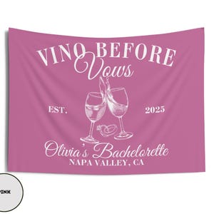 Peut inclure: Banni&egrave;re de f&ecirc;te de bachelorette rose avec le texte "Vino Before Vows" et "Olivia's Bachelorette Napa Valley, CA" avec un graphique de deux verres &agrave; vin qui trinquent et le texte "Est. 2025".