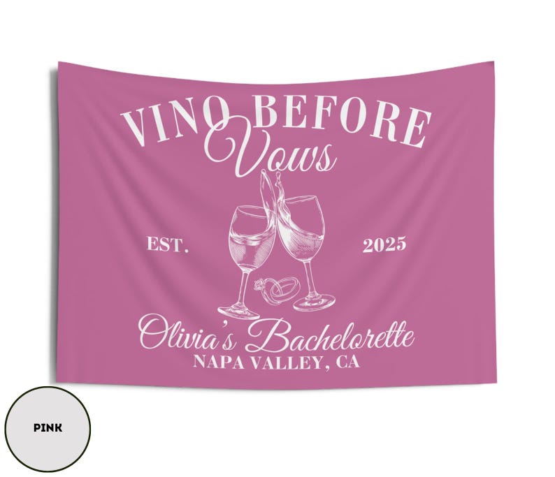 Peut inclure: Banni&egrave;re de f&ecirc;te de bachelorette rose avec le texte "Vino Before Vows" et "Olivia's Bachelorette Napa Valley, CA" avec un graphique de deux verres &agrave; vin qui trinquent et le texte "Est. 2025".
