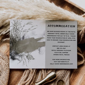 Puede incluir: Una tarjeta gris con texto negro anunciando los detalles de alojamiento para una boda en el Royal Hideaway Playacar en Playa del Carmen, Riviera Maya, México. El texto incluye la información de contacto de Linda Evans y una dirección de sitio web: kelly-david-wedding2024.com. La tarjeta está decorada con una ilustración en blanco y negro de una piña.