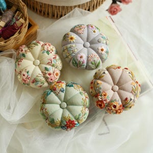 手刺繍リネンピンクッション：花柄カボチャデザイン、ピンクッション