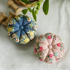 手刺繍リネンピンクッション：フルーツパンプキンデザイン、ピンクッション、