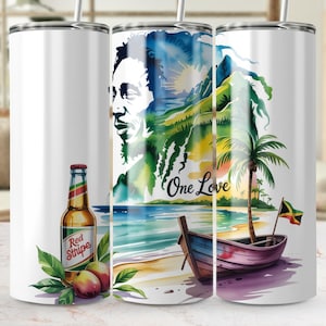 Puede incluir: Un vaso de acero inoxidable blanco con un diseño de acuarela que presenta un retrato, un paisaje tropical y las palabras "One Love". El diseño incluye un barco, una palmera y una botella de cerveza Red Stripe.
