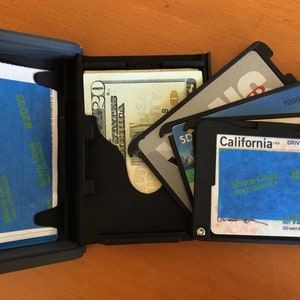 3D Gedruckte Hülle Brieftasche, Fächer offener Kreditkartenveranstalter, Bi-Fold US Dollars. Snap öffnen und schließen.