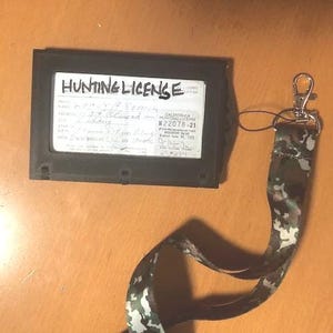 3D gedruckte Jagd- / Angelscheinhülle mit sichtbarem Klarsichtfenster, O-Ring-Versiegelung und optionalen SD-Kartenhaltern. Kommt mit Camo Lanyard