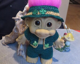 Crochet 3 piece for 6 3/4 7 inch Troll doll St Patty Patrick Leprechaun Hat, Jacket Tails Pants Green Gold