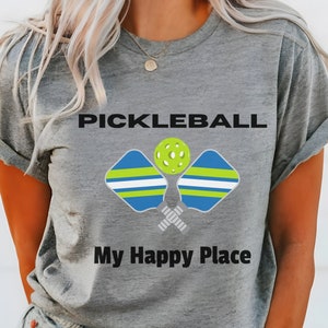 ピックルボール愛好家 ピックルボール Tシャツ ピックルボール マイ ハッピー プレイス Tシャツ ピックルボール ギフト ピックルボール グッズ ユニセックス 半袖 Tシャツ