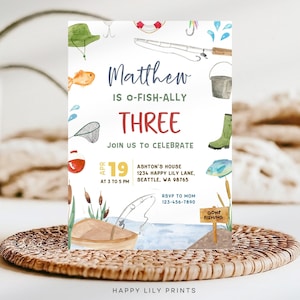 Puede incluir: Una invitación de cumpleaños colorida con temática de pesca para un niño que cumple tres años. La invitación presenta una ilustración de acuarela de una caña de pescar, un bote, un pez, un cubo y un sombrero. El texto de la invitación dice: "Matthew is O-Fish-Ally Three. Únase a nosotros para celebrar. 19 de abril de 3 a 5 pm. Casa de Ashton 1234 Happy Lily Lane, Seattle, WA 98765. RSVP a Mamá 123-456-7890. ¡A pescar!"