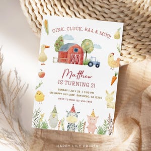 Pode incluir: Um convite de aniversário com tema de fazenda com o texto "OINK, CLUCK, BAA & MOO!" e "Matthew FAZ 2 ANOS!" O convite apresenta ilustrações de animais de fazenda, um celeiro vermelho e um trator azul. A data e a hora também estão incluídas.