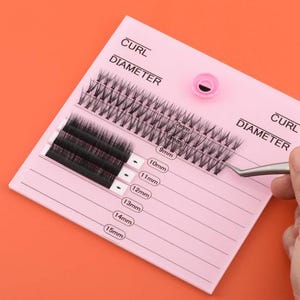 Może przedstawiać: Różowa plansza do ćwiczeń z przedłużaniem rzęs z rzędami rzęs o różnych długościach i zakrzywieniach. Plansza ma etykietę z napisem "Curl Diameter" i etykietę z napisem "Curl Diameter". Plansza ma również małą różową pokrywkę z przezroczystym wierzchołkiem.