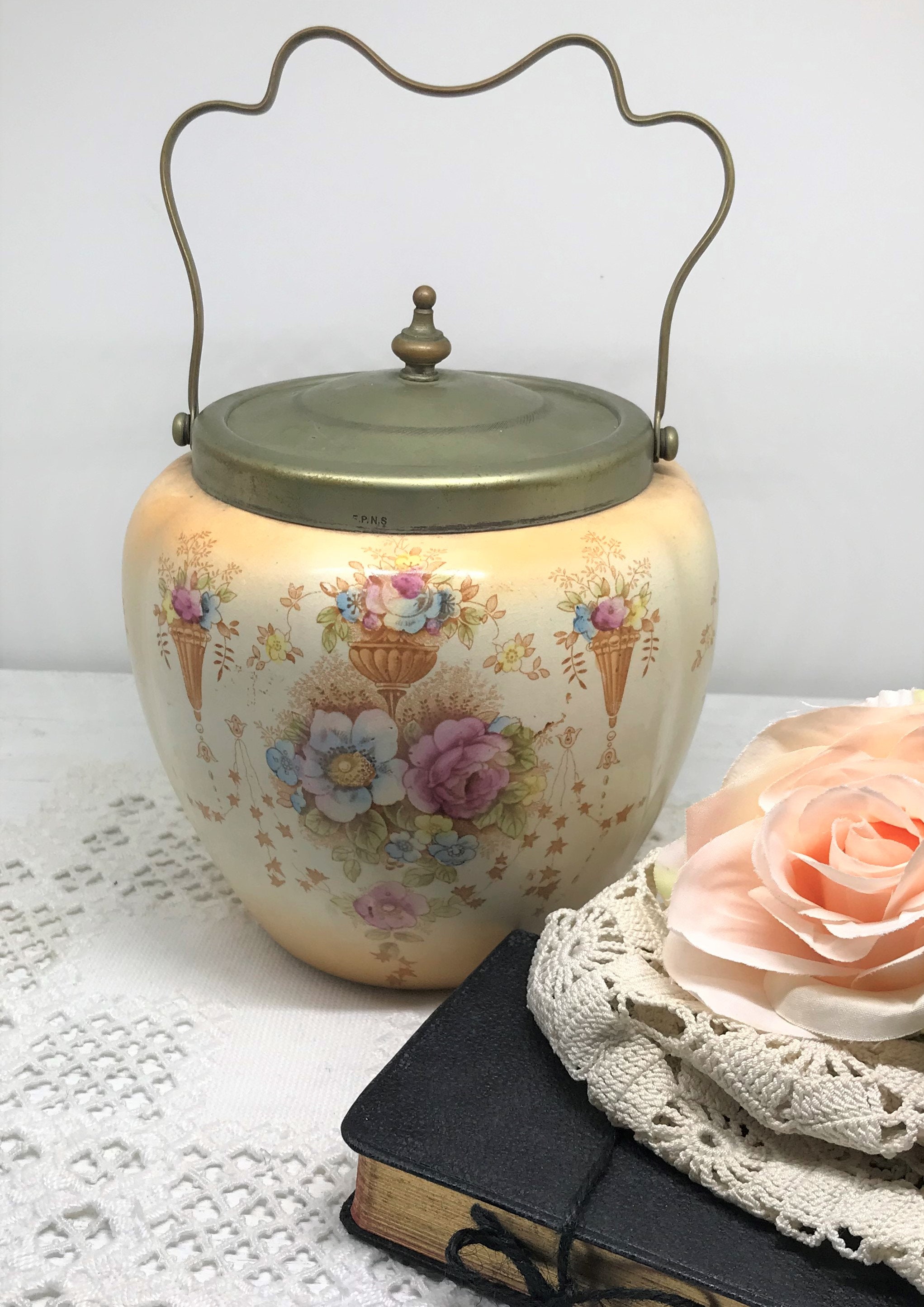 アンティーク　クロテッドクリーム陶器の器　DEVONSHIRE　ピンク Antique English Blushware Biscuit Jar: Devon Ware Floral Porcelain