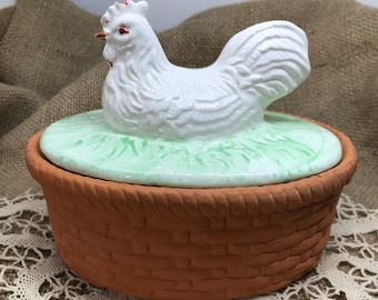 Plato de baratijas vintage de gallina en nido: decoración de pollo de granja