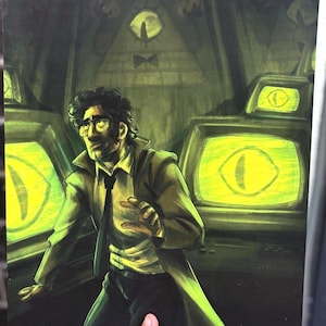 Puede incluir: Ilustración de un hombre con abrigo y corbata verdes, con gafas, con aspecto preocupado. El fondo presenta ojos amarillos brillantes y una forma triangular con pajarita. La obra de arte tiene una atmósfera oscura y misteriosa.