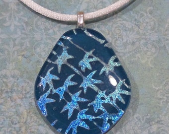 Türkisblauer Teardrop-Anhänger, türkisblaue Halskette mit blauen Dichroic-Akzenten, geschmolzenes Glasschmuck