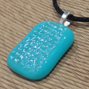 Wisiorek ze szkła dichroicznego Aqua Blue, wisiorek ze szkła topionego, naszyjnik z teksturą dichroiczną, gotowy do wysyłki, biżuteria ze szkła topionego - Tropical