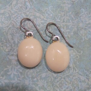 French Vanilla Niobium Earrings, Beige Dangle Earring, Hypoallergenic Earrings, Cream Fused Glass Jewelry, Nickel Free Jewelry- Alberta