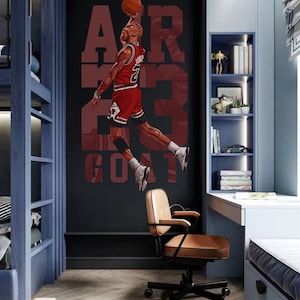 Puede incluir: Una calcomanía de pared negra y roja con un jugador de baloncesto en el aire, con las palabras "AIR 23 GOAT" en letras grandes y en negrita.
