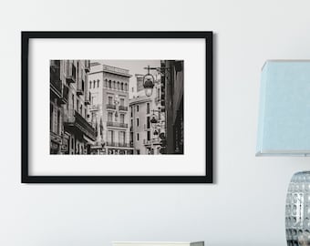 Stampa fotografica di edifici e lampioni di Barcellona, pellicola granulosa in bianco e nero, architettura, arredamento urbano