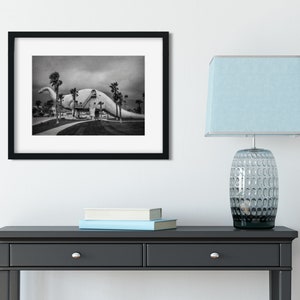 Fotografia surreale in bianco e nero, stampa di dinosauri, fotografia della California, strana arte da parete, casetta di Pee Wees, attrazione lungo la strada immagine 1
