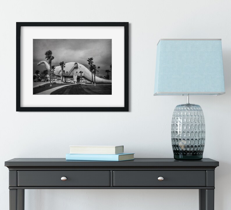 Fotografia surreale in bianco e nero, stampa di dinosauri, fotografia della California, strana arte da parete, casetta di Pee Wees, attrazione lungo la strada immagine 1