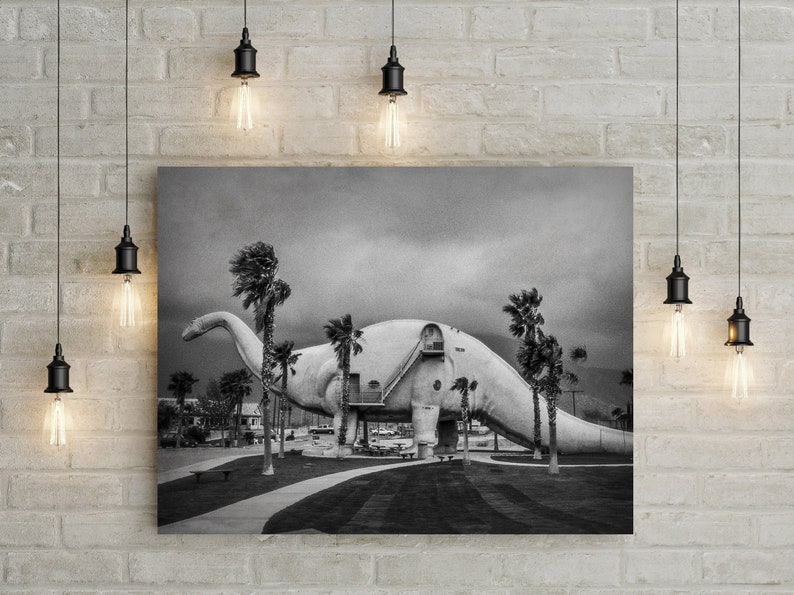 Fotografia surreale in bianco e nero, stampa di dinosauri, fotografia della California, strana arte da parete, casetta di Pee Wees, attrazione lungo la strada immagine 2