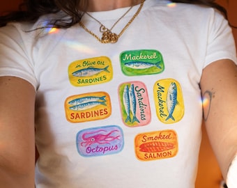 サーディンティンズ グラフィック ベビーTシャツ：Y2K コースタル クロップトップ、ノーティカル フィッシャーマン シャツ