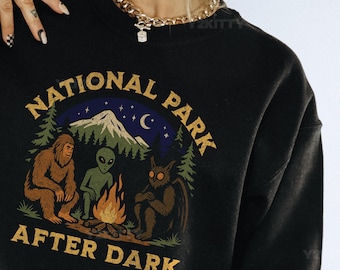 Moletom do Parque Nacional After Dark, Gola Redonda Engraçada para Acampamento, Suéter de Caminhada Cryptid, Alienígena Pé Grande Mariposa