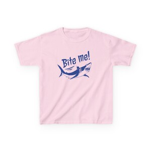 Camiseta de bebé con gráfico de tiburón "Bite Me Shark" / Top corto playero Y2K imagen 10