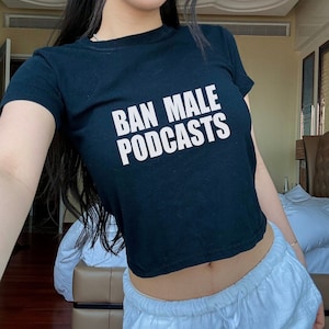 男性のポッドキャストを禁止するベビーTシャツ：面白いY2Kスローガンのクロップトップ