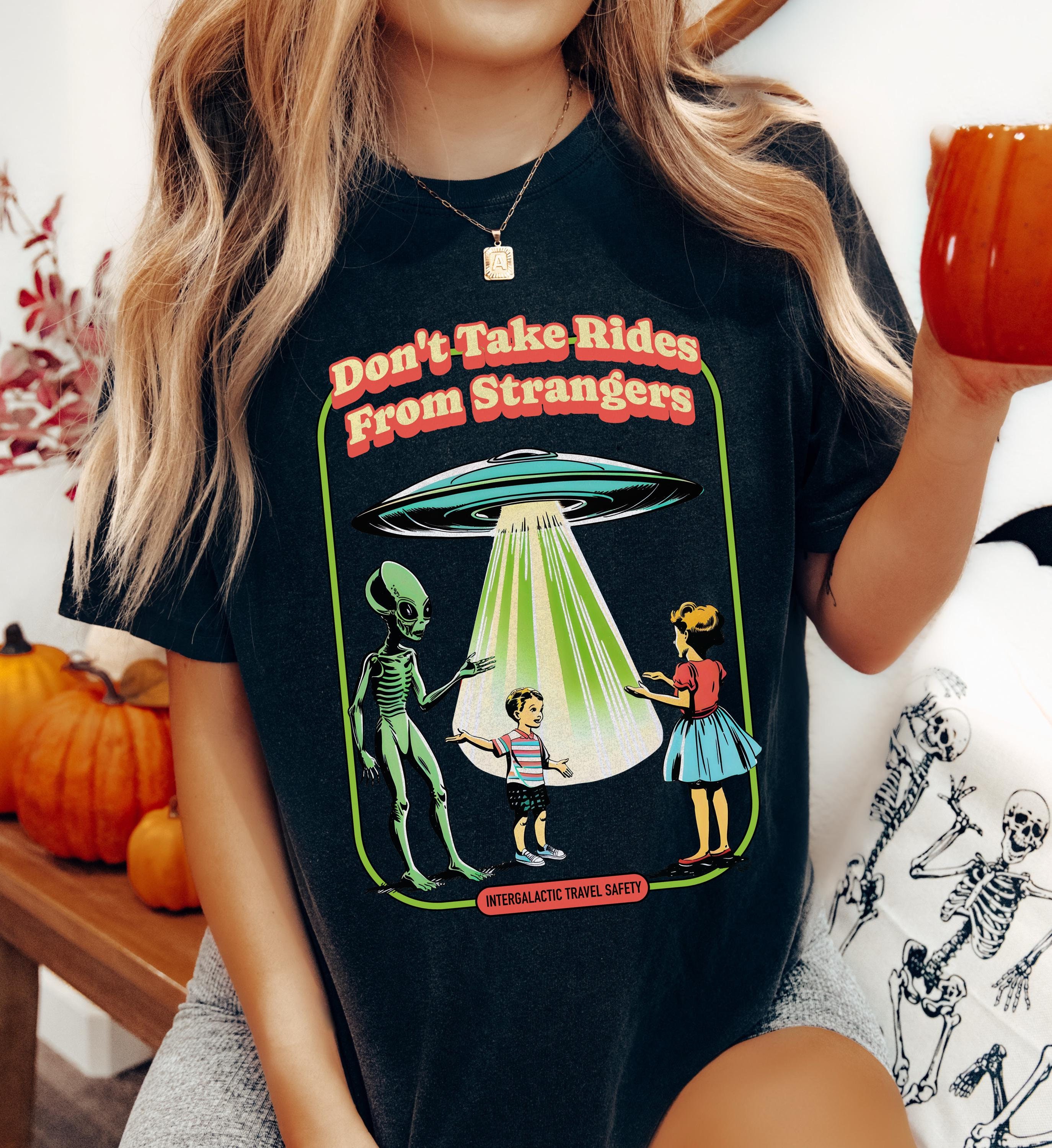 T-shirt Don't Take Rides From Strangers | Shirt Alien Abduction, Alien T-shirt, Retro Halloween Shirt, UFO, UAP, Flying Saucer, Horror Nights Tee