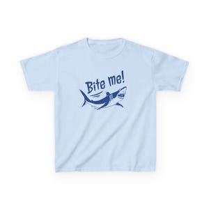 Camiseta de bebé con gráfico de tiburón "Bite Me Shark" / Top corto playero Y2K imagen 9