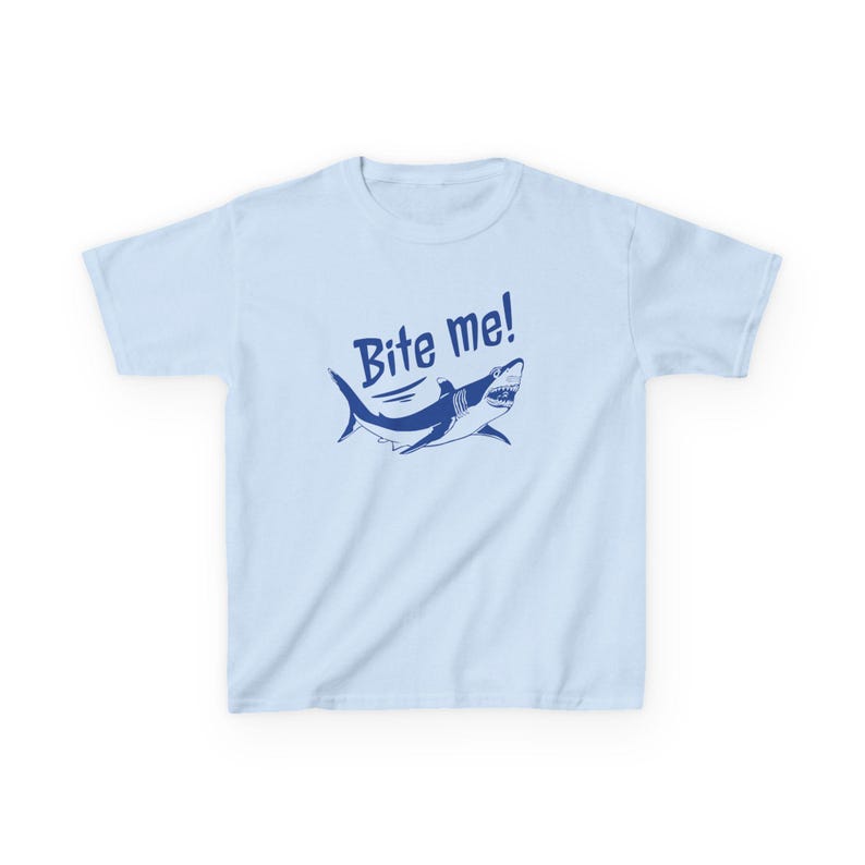 Camiseta de bebé con gráfico de tiburón "Bite Me Shark" / Top corto playero Y2K imagen 9