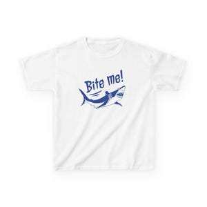 Camiseta de bebé con gráfico de tiburón "Bite Me Shark" / Top corto playero Y2K imagen 8