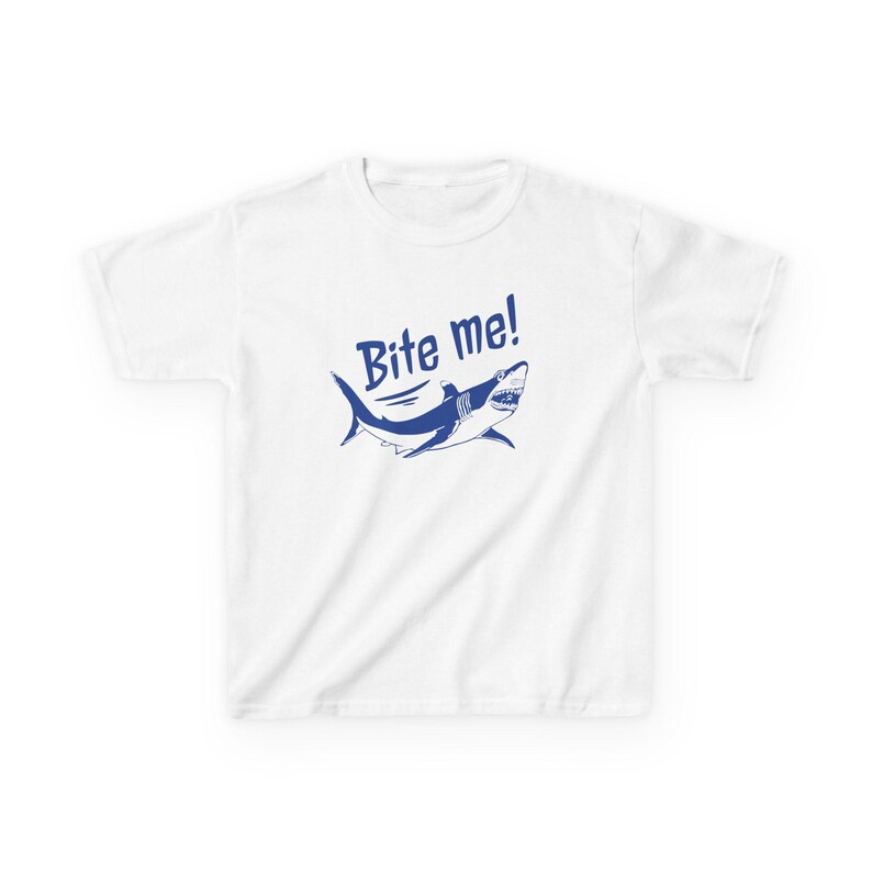 Camiseta de bebé con gráfico de tiburón "Bite Me Shark" / Top corto playero Y2K imagen 8