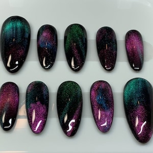 Paznokcie prasowane w kształcie migdałów w stylu galaxy/multicolor/kocie oko