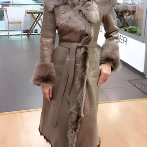 女性用シアリングシープスキンコート、ロングヘアファーコート、ベルト付きレディースロングレザーコート、彼女への最高のヴィンテージギフト、ラムスキンファーライニングリアルコート