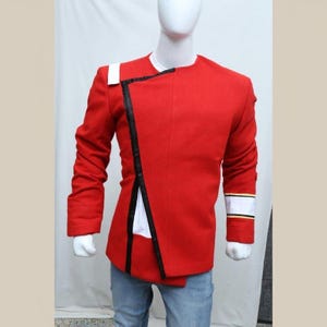 Può includere: Un blazer rosso con rifiniture nere e dettagli bianchi sulle maniche e sul colletto.