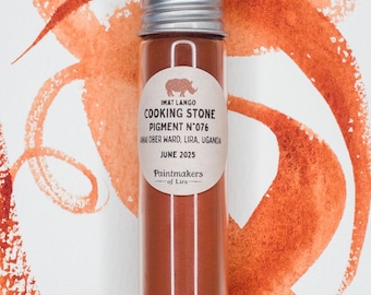 Può includere: Una piccola bottiglia di vetro con tappo argentato, riempita con un pigmento marrone-rossastro. L'etichetta recita "COOKING STONE PIGMENT N°076" e "Paintmakers of Lira". Lo sfondo presenta pennellate arancioni astratte su una superficie bianca.