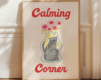 Puede incluir: Un cuadro enmarcado con una ilustración de un gato gris en un jarrón con flores rosas. Las palabras "Calming Corner" están en rojo. La obra de arte tiene un estilo minimalista y es adecuada para un salón.
