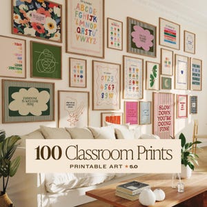 Könnte beinhalten: Eine Galeriewand mit zahlreichen gerahmten Drucken, die farbenfrohe Illustrationen, Lernplakate und motivierende Texte zeigen. Die Sammlung umfasst Alphabet- und Zahlenposter, florale Muster sowie geometrische Formen in verschiedenen Rahmengrößen.