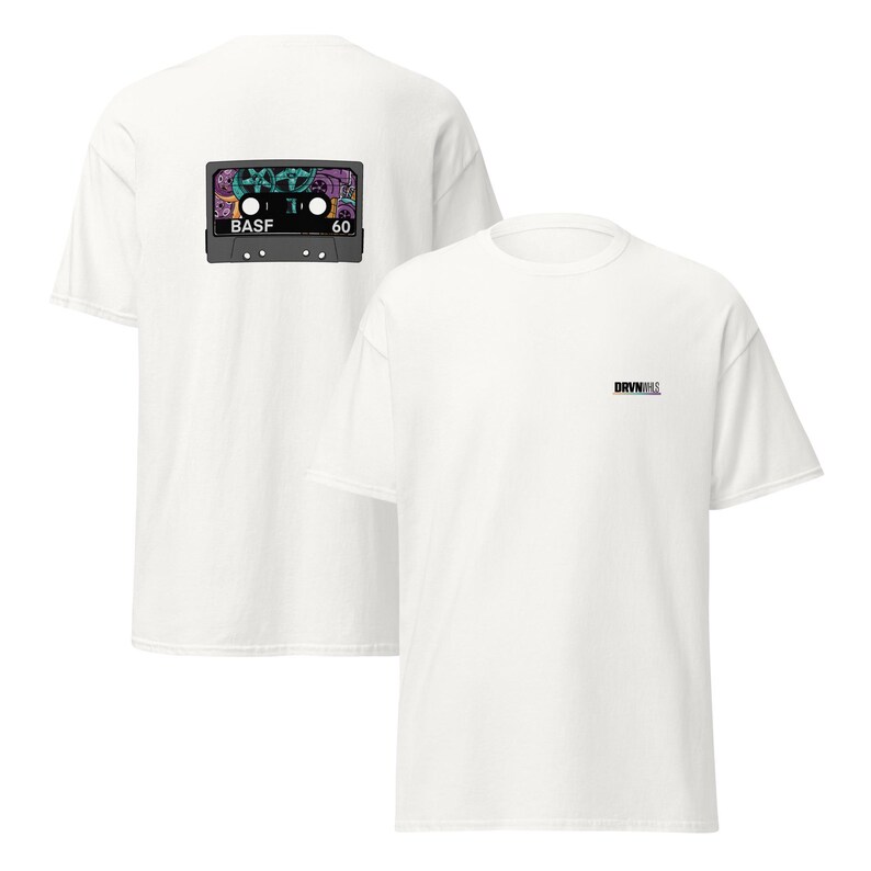 Puede incluir: Dos camisetas blancas. Una camiseta tiene un gr&aacute;fico de cinta de cassette colorido en la parte posterior con el texto "BASF 60". La otra camiseta tiene el texto "DRVN" en la parte delantera.